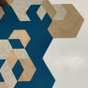 Modulaire vloeroplossingen van Studio Wae in de kleuren beige/ mokka en blauw